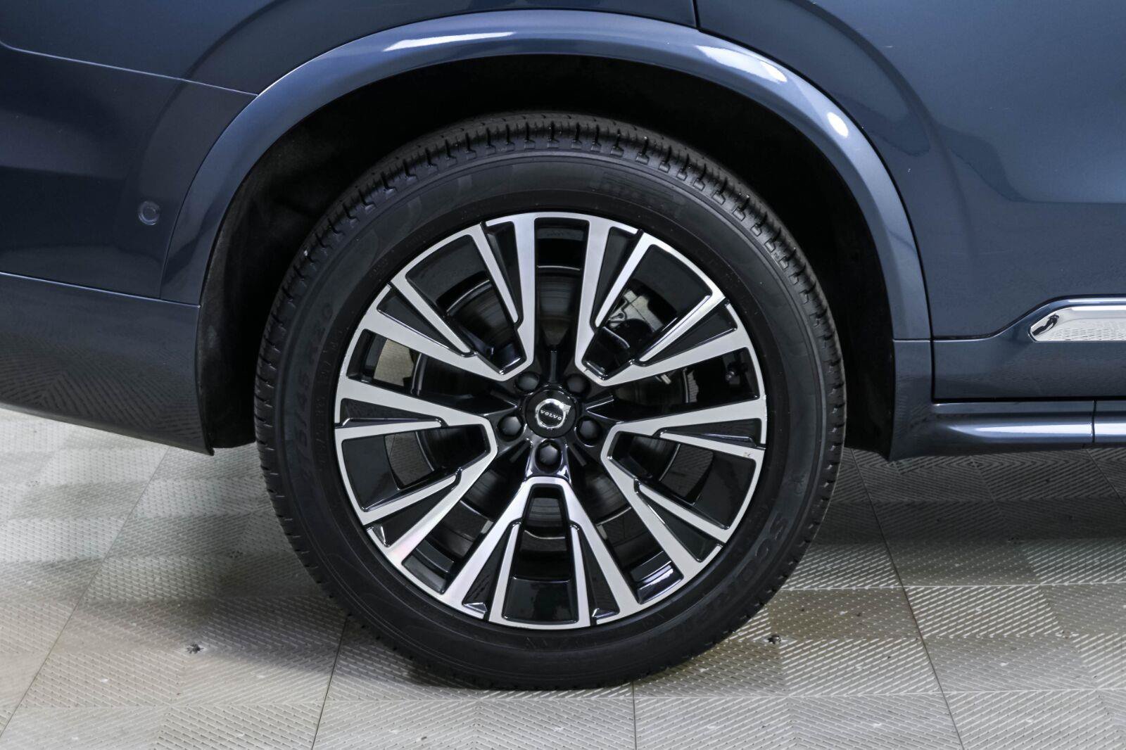 Used 2025 Volvo XC90 T8 Plus w/ Protection Package Premier AWD/4WD image 40
