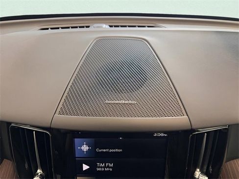 Used 2021 Volvo XC60 T5 Momentum w/ Premium Package image 24