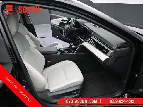 Used 2025 Toyota Camry XLE image 32