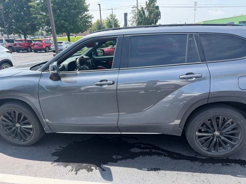 Used 2025 Toyota Highlander XSE AWD/4WD image 4