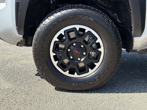 Used 2025 Toyota Tacoma TRD Off-Road w/ TRD Off Road Premium Package image 30