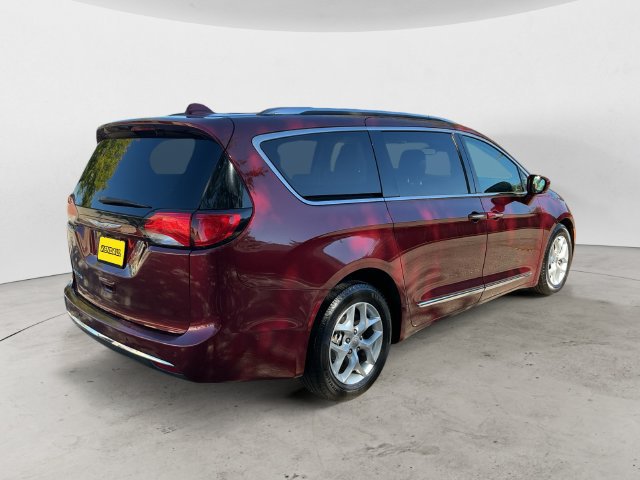 Used 2017 Chrysler Pacifica Touring-L Plus w/ Advanced Safetytec Group FWD image 3