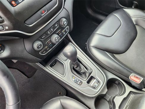 Used 2019 Jeep Cherokee Latitude Plus w/ Comfort/Convenience Group image 19