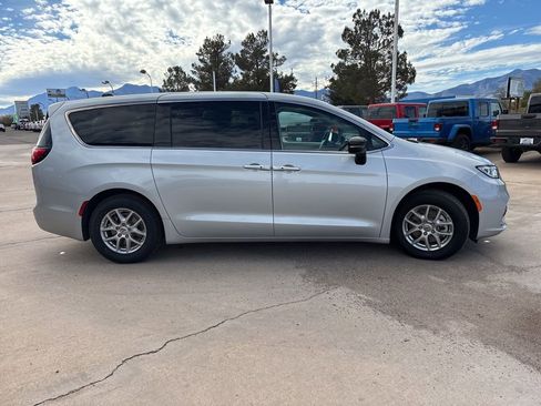 Used 2024 Chrysler Pacifica Touring-L image 4