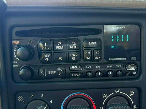 Used 2001 Chevrolet Silverado 1500 LS w/ Firm Ride Suspension Pkg RWD image 19