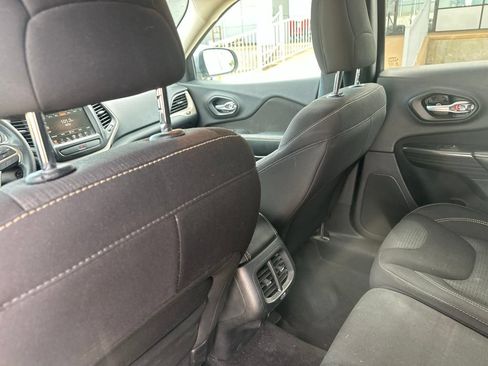 Used 2016 Jeep Cherokee Latitude w/ Comfort & Sound Group FWD image 21