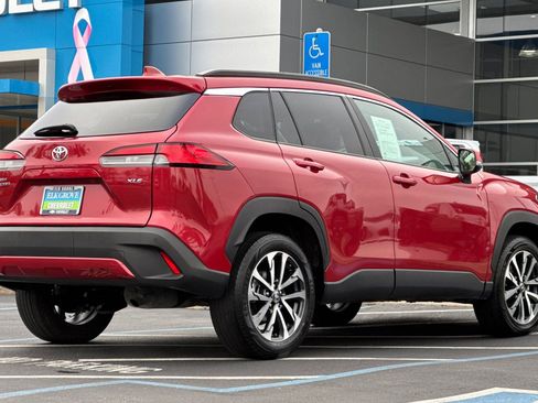 Used 2024 Toyota Corolla Cross XLE image 3