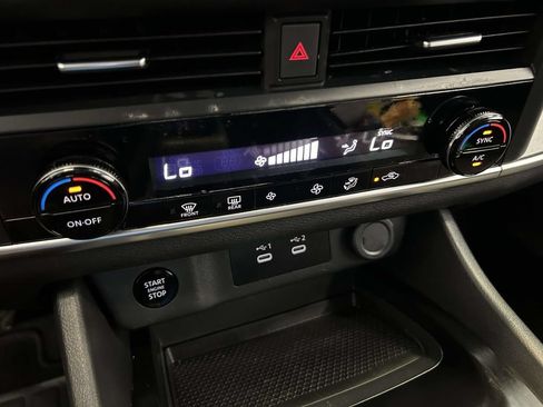 Used 2025 Nissan Rogue SV FWD image 22