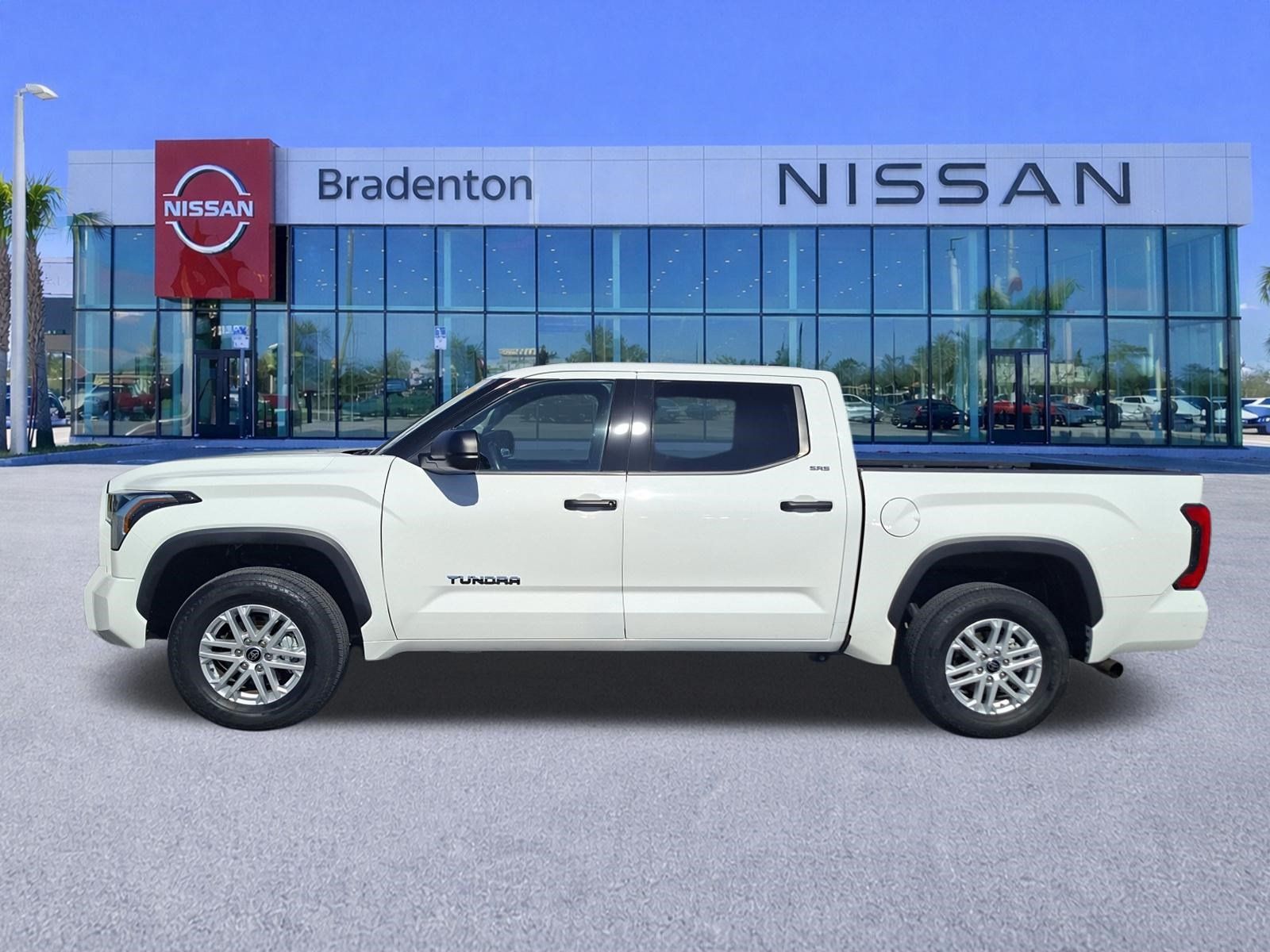 Used 2022 Toyota Tundra SR5 AWD/4WD image 8