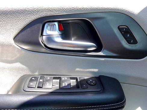 Used 2023 Chrysler Pacifica Touring-L FWD image 12
