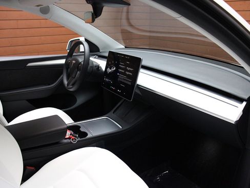 Used 2022 Tesla Model Y Performance image 21