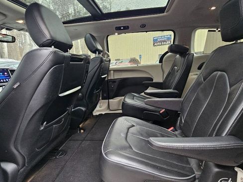 Used 2017 Chrysler Pacifica Limited image 40