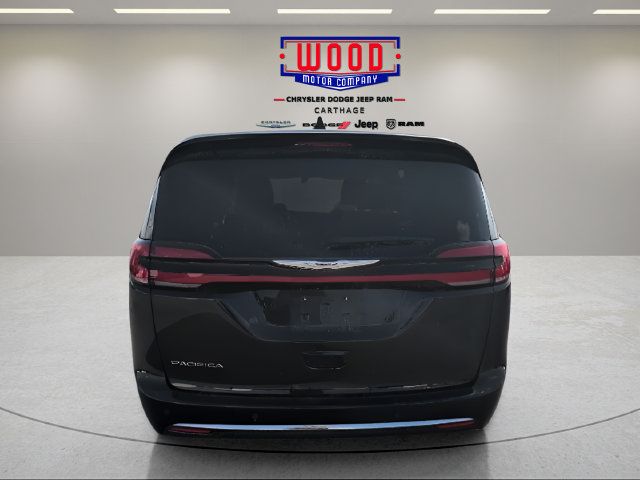 Used 2023 Chrysler Pacifica Touring-L FWD image 4