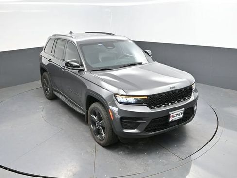 Used 2025 Jeep Grand Cherokee Altitude AWD/4WD image 37