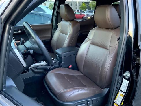 Used 2020 Toyota Tacoma Limited image 8
