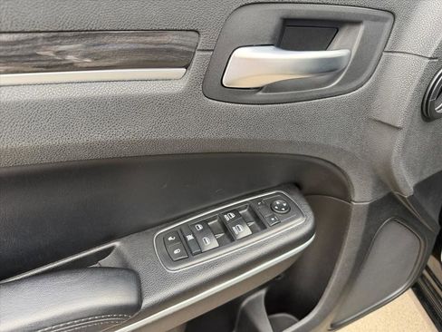 Used 2017 Chrysler 300 Limited image 12