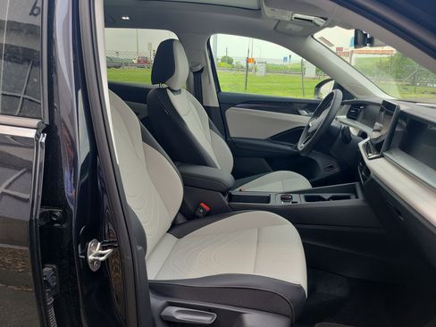 New 2025 Volkswagen Tiguan SE w/ Panoramic Sunroof Package AWD/4WD image 14
