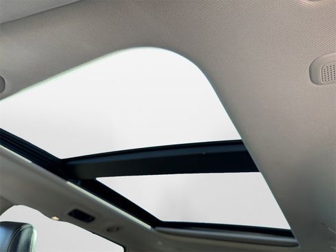 Certified 2023 Chrysler Pacifica Limited image 19