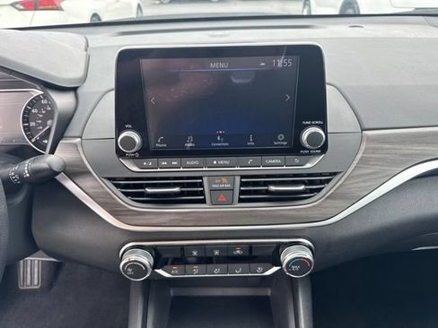 Used 2025 Nissan Altima 2.5 SV FWD image 10