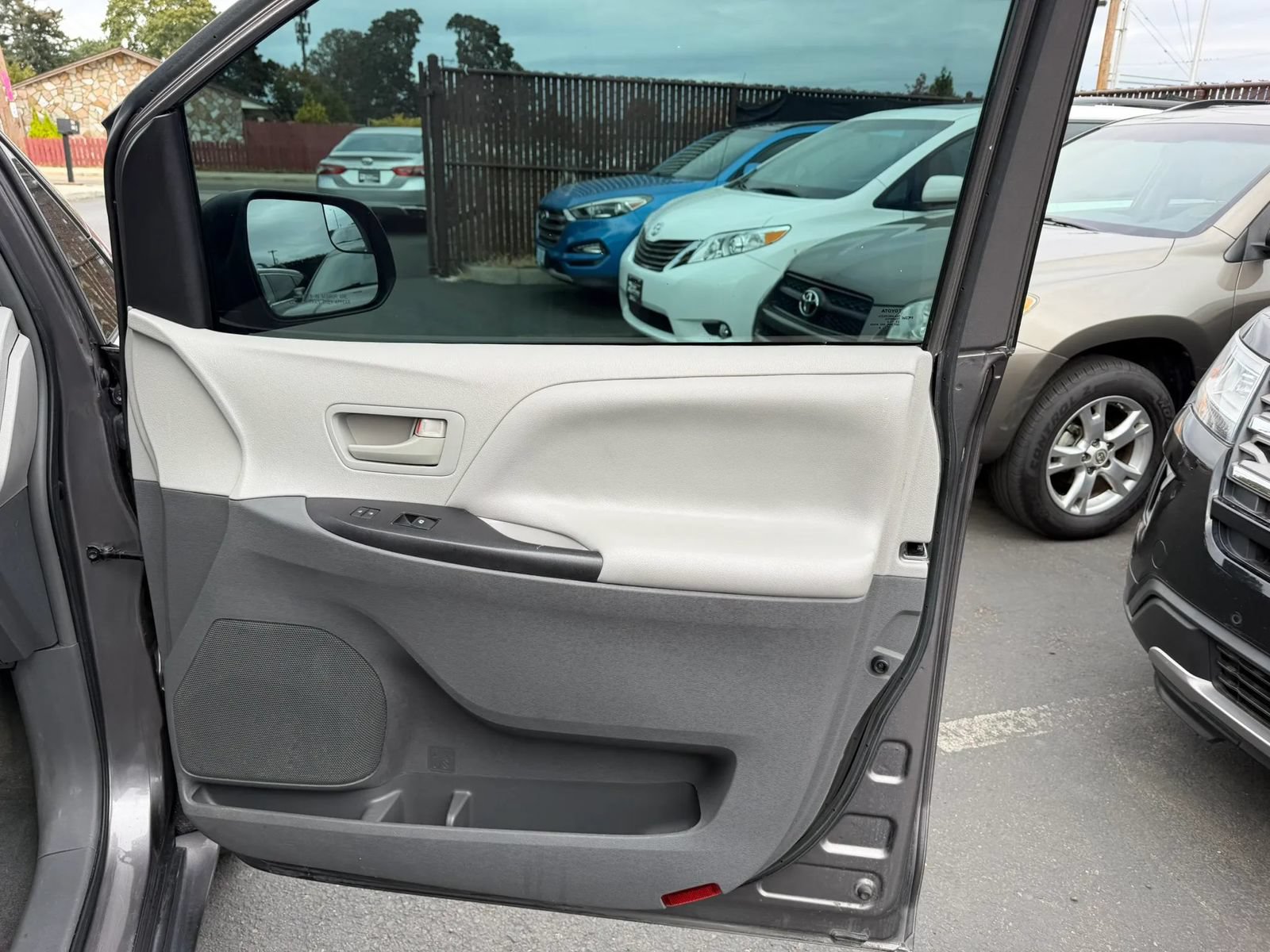 Used 2015 Toyota Sienna L FWD image 14