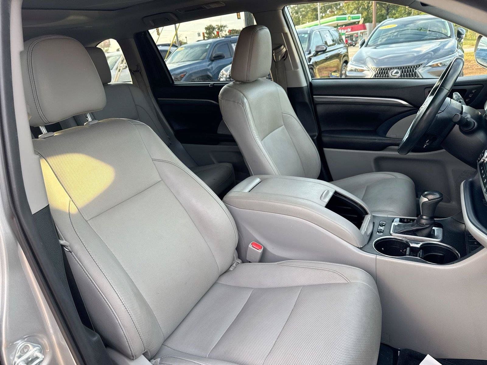 Used 2019 Toyota Highlander Limited Platinum FWD image 18