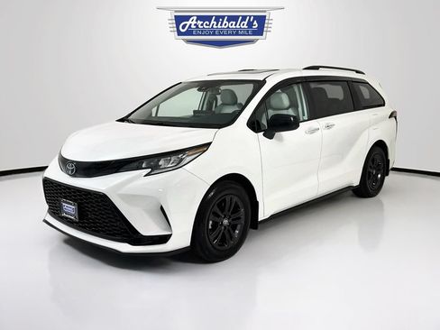 Used 2025 Toyota Sienna XSE AWD/4WD image 3