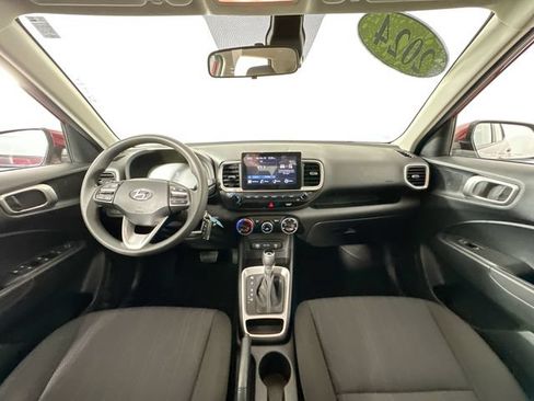 Used 2024 Hyundai Venue SE FWD image 3