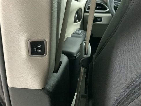 Used 2023 Chrysler Voyager LX image 17