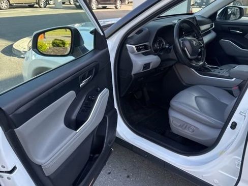 Used 2022 Toyota Highlander XLE AWD/4WD image 14