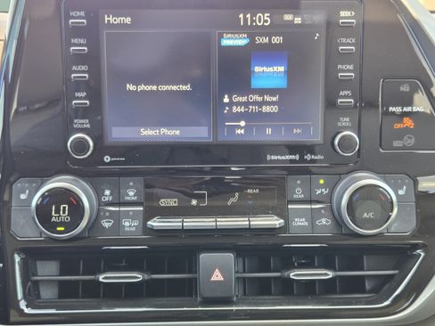 Used 2022 Toyota Highlander XLE FWD image 19