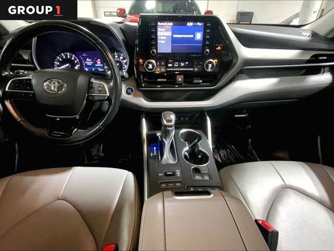 Certified 2021 Toyota Highlander XLE image 16