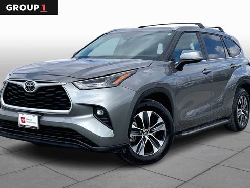 Certified 2025 Toyota Highlander XLE image 1