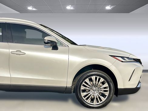 Used 2023 Toyota Venza Limited image 35