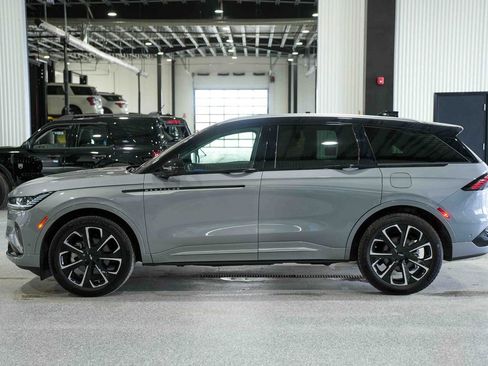 Used 2024 Lincoln Nautilus Reserve w/ Equipment Group 202A image 8