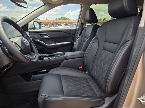 Used 2025 Nissan Rogue Platinum w/ Tech Package FWD image 14