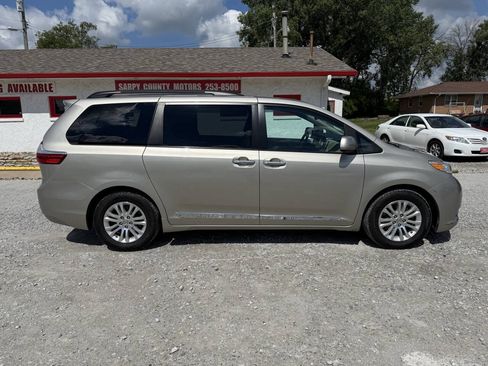 Used 2017 Toyota Sienna XLE w/ XLE Navigation Package FWD image 2
