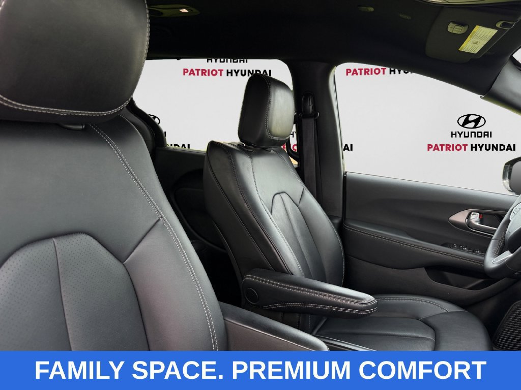 Used 2025 Chrysler Pacifica Select FWD image 13