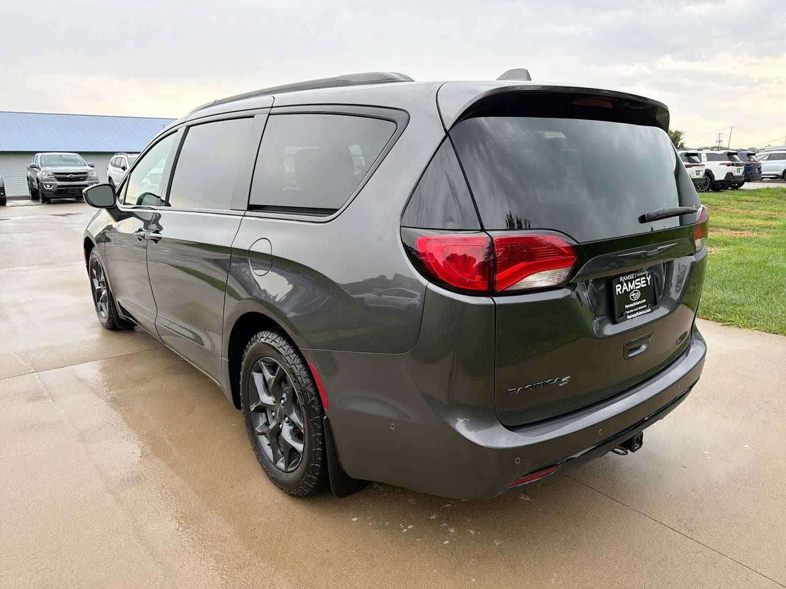 Used 2018 Chrysler Pacifica Touring-L Plus FWD image 4