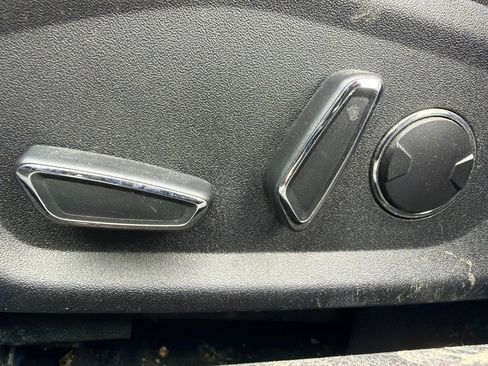Used 2019 Ford Fusion SE FWD image 12