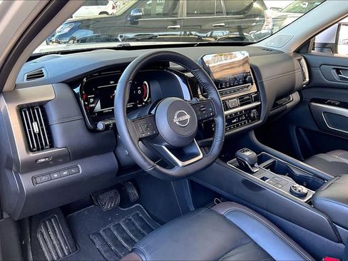 Used 2025 Nissan Pathfinder Platinum w/ Cargo Package image 15