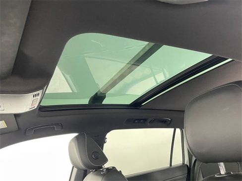 Used 2022 Volkswagen Tiguan SE R-Line image 15