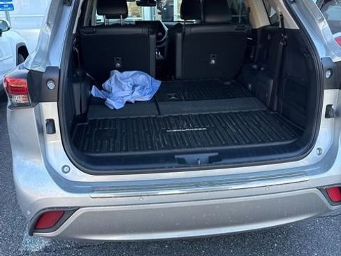 Used 2020 Toyota Highlander Platinum image 3