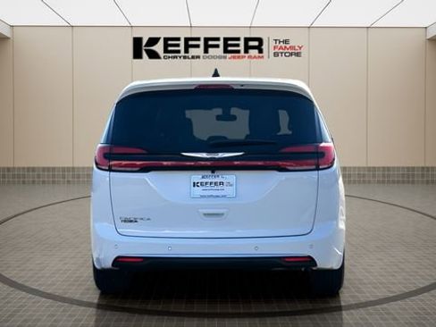 New 2026 Chrysler Pacifica Select image 4
