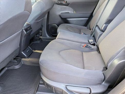 Used 2021 Toyota Highlander LE AWD/4WD image 18