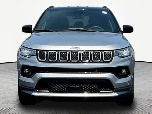 Used 2023 Jeep Compass Limited AWD/4WD image 2
