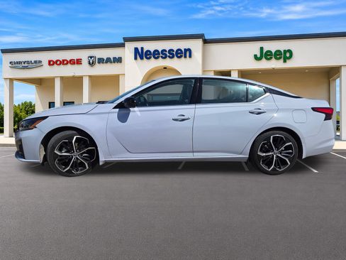 Used 2025 Nissan Altima 2.5 SR w/ SR Premium Package FWD image 4