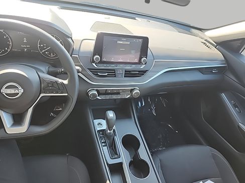 Used 2025 Nissan Altima 2.5 SV image 16
