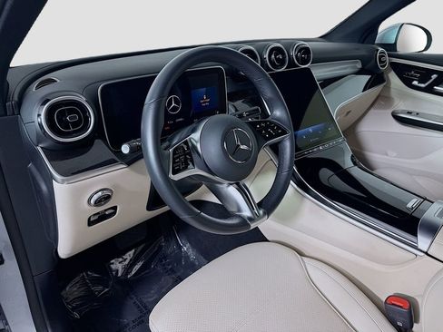 Used 2025 Mercedes-Benz GLC 350e 4MATIC image 9
