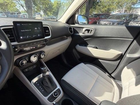 Used 2024 Hyundai Venue SEL FWD image 19