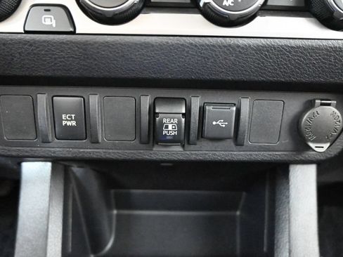 Used 2020 Toyota Tacoma SR5 AWD/4WD image 30